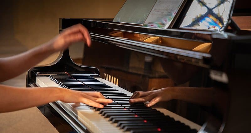 Une salle avec piano en pleine nature